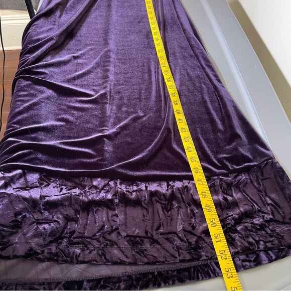 VTG Women's Size 8 Velvet Short Sleeve Long Dark Romantic Purple Dress - Picture 8 of 8